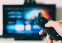 La televisione italiana è la più vista in Europa turned-on flat screen television
