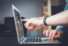 Palermo capofila italiana nella sfida europea contro la disinformazione: oltre 3.000 docenti formati person using laptop