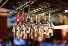 Giacenze e distillazione di crisi in Sicilia: un comparto in crescita che necessita di una regolazione del mercato a group of light bulbs