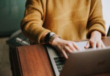 Giustizia più vicina ai cittadini: apre a Raffadali l’Ufficio di Prossimità person using laptop computer