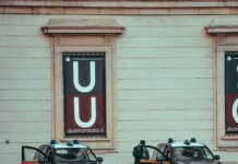 Tenta violenza sessuale in ascensore, arrestato un 20enne a couple of police cars parked next to each other