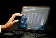 Scommesse Online in Italia: Tutto Quello che Devi Sapere Prima di Giocare black laptop computer turned on displaying blue screen