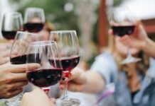 Terre Sicane Wine Fest, a Contessa Entellina tre giorni tra vino e spettacoli people tossing their clear wine glasses