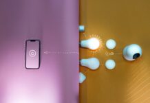 Smart home: i dispositivi indispensabili per una casa connessa a cell phone is connected to a light switch