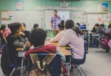 Più psicologi nelle scuole siciliane: nasce la proposta di un servizio stabile per studenti e famiglie students in classroom with teacher presenting