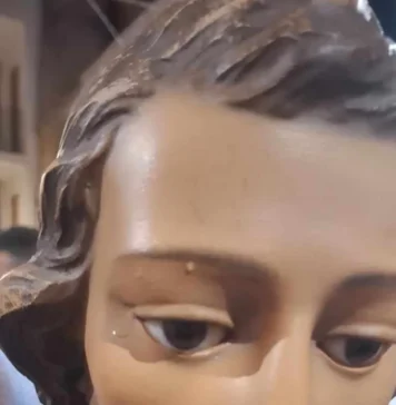 Festa patronale a Villafrati, cade la statua durante la processione e inizia a trasudare, “Si grida al miracolo”