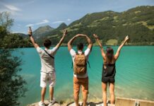 L’estate non finisce ad agosto: le 5 mete settembrine dove concedersi un ultimo weekend al mare 3 women in white tank top and black shorts standing on brown rock formation during daytime