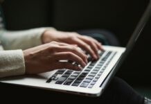 Migliori pratiche per mantenere abitudini di gioco responsabile person using laptop