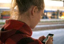 Come gli smartphone hanno cambiato il modo in cui usiamo il telefono woman holding phone