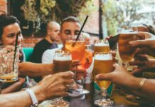 Centri storici in trasformazione: in Italia quasi 10.000 bar in meno, Palermo invece corre people holding drinks during day