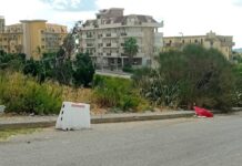 Canicattì, tombini scoperti e degrado in via Regina della Pace