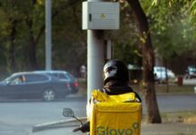 Rider Glovo aggredito e picchiato dal branco a man riding a motorcycle down a street
