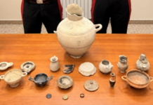 Riordina garage e trova reperti archeologici: affidati ai Carabinieri