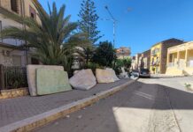 Canicattì, Gettati da incivili materassi in piazza Vespri. Zona ripulita