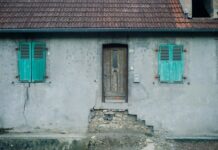 Comprare casa vecchia: come riconoscere un tetto da rifare prima del rogito white concrete house showing closed door