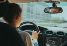 “Sicurezza Stradale Experience”, Tanasi (Codacons) e Marano (Ars): “Portiamola nelle scuole e nelle università” man in black shirt driving car