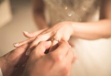 Montevago, sindaca blocca matrimonio combinato tra una 29enne e un tunisino: aperta inchiesta man holding gold ring on woman's finger