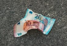 Trovate diverse banconote false in un’aiuola in pieno centro ad Agrigento two 10 and 20 banknotes on floor